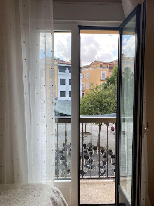 Lovely 2 Bedrooms Apartment Main Square بلاسينثيا المظهر الخارجي الصورة