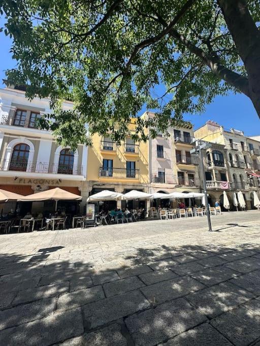 Lovely 2 Bedrooms Apartment Main Square بلاسينثيا المظهر الخارجي الصورة